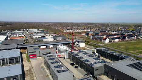 jib de zona industrial de nueva construcción con paneles solares en la azotea