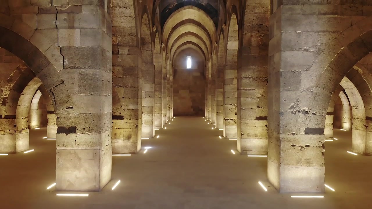 Vista Interior de Antigo Salão Abobadado de Pedra com Iluminação Ambiente