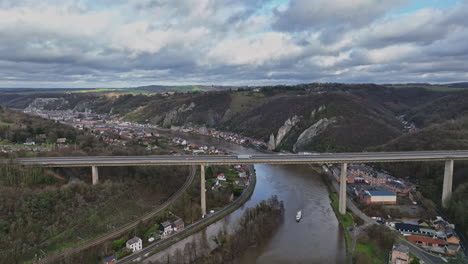 Ein-Blick-Aus-Der-Vogelperspektive-Erfasst-Dinant:-Eine-Stadt,-In-Der-Geschichte-Und-Maas-Geprägt-Sind