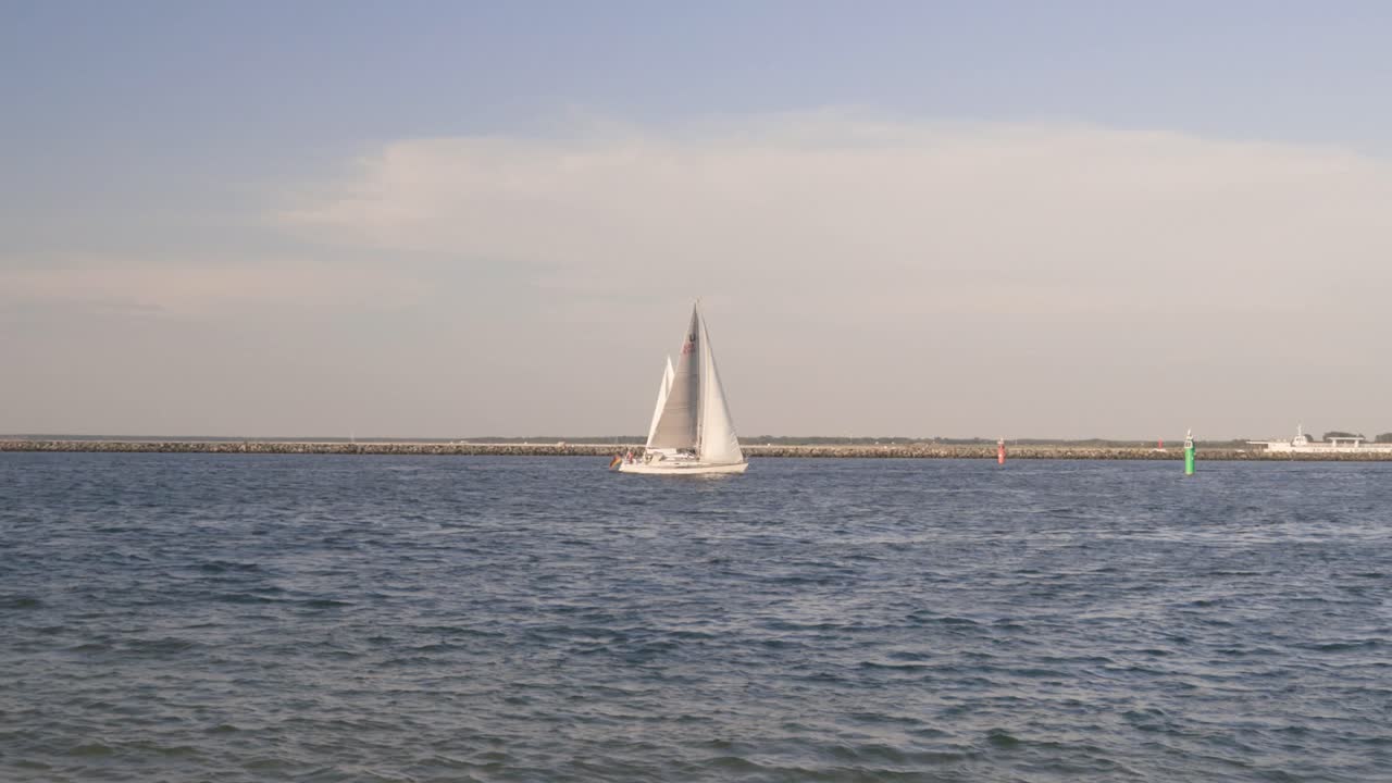 impresiones de la playa en warnemünde warnemuende cerca de rostock en una hermosa tarde de verano en alemania, europa