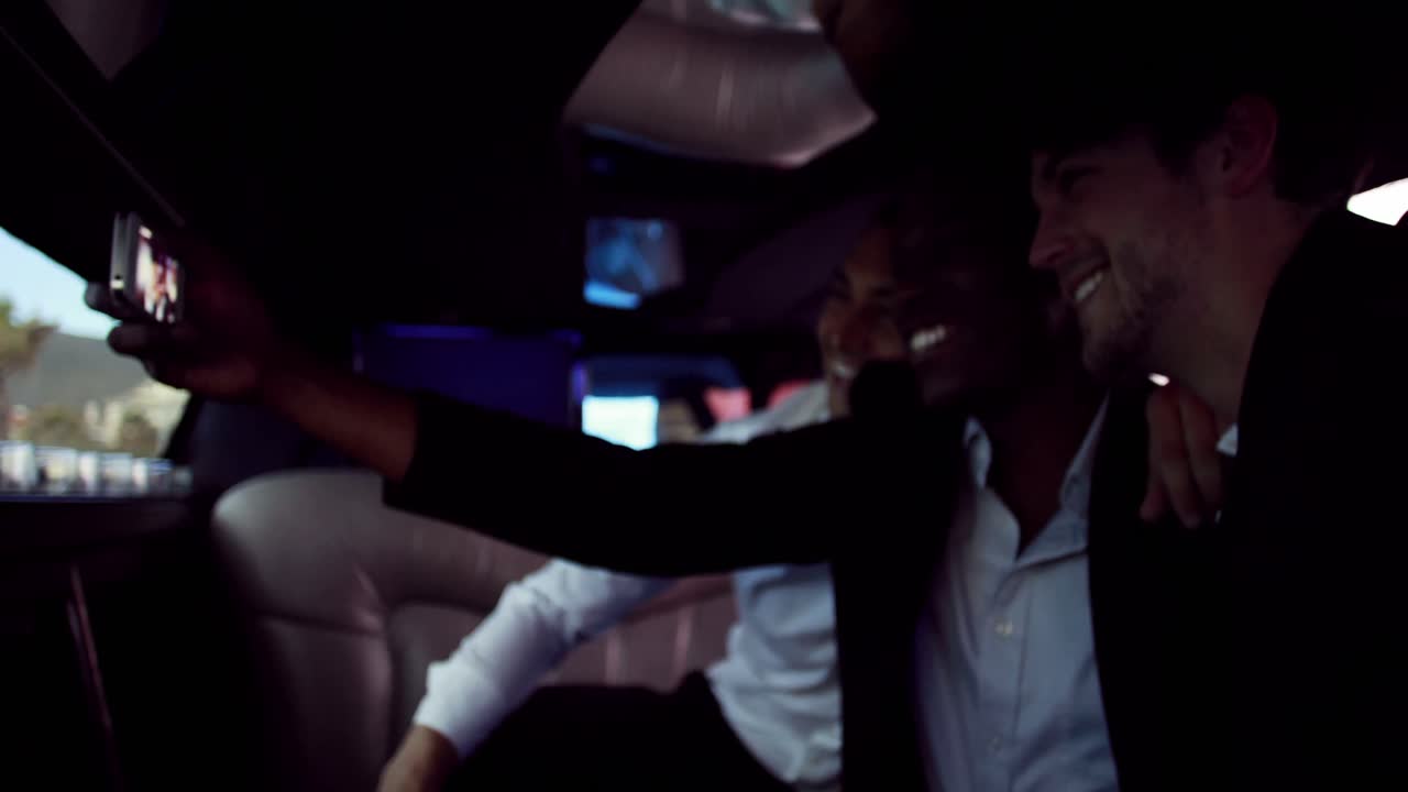 amigos felices tomándose una selfie