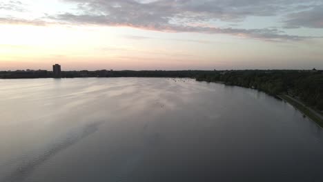 Luftaufnahmen-über-Dem-Lake-Calhound-Wenige-Minuten-Nach-Sonnenuntergang-In-Minneapolis,-Minnesota