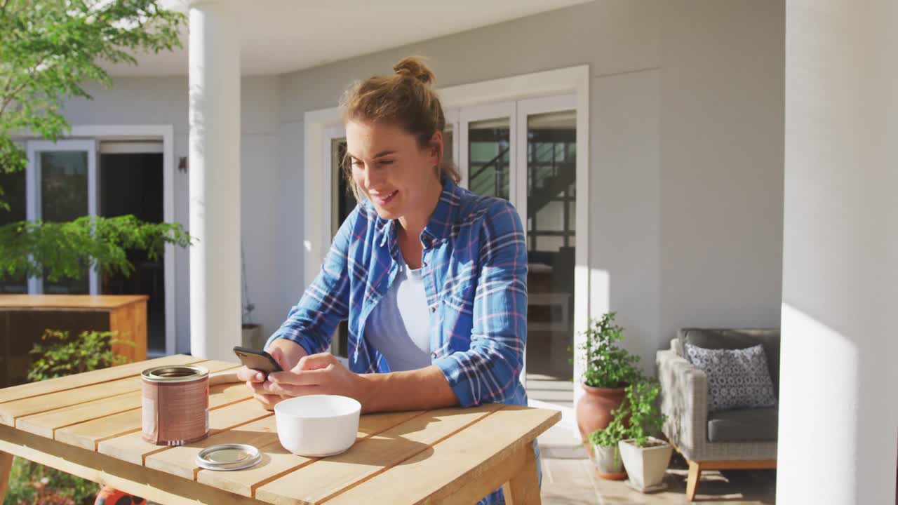 mujer en aislamiento en cuarentena durante la pandemia de coronavirus hace trabajo al aire libre