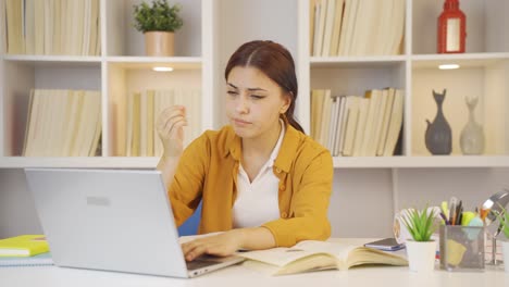 Estudiante-Con-Ojo-Seco.