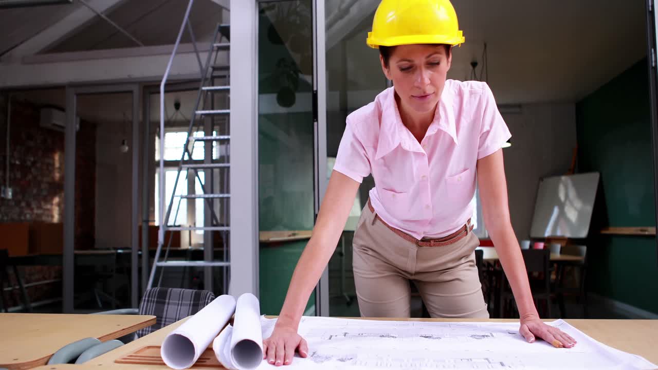 arquitecto enfocado en el estudio de planos