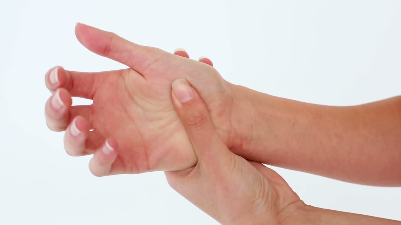 mujer sosteniendo su mano dolorida