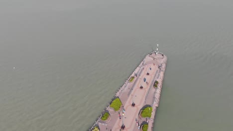 panorámica de imágenes de drones de un muelle de piedra en un lago