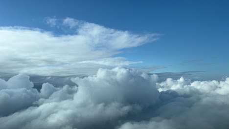 Volando-Por-Un-Cielo-Turbulento-En-Un-Espléndido-Cielo-Otoñal