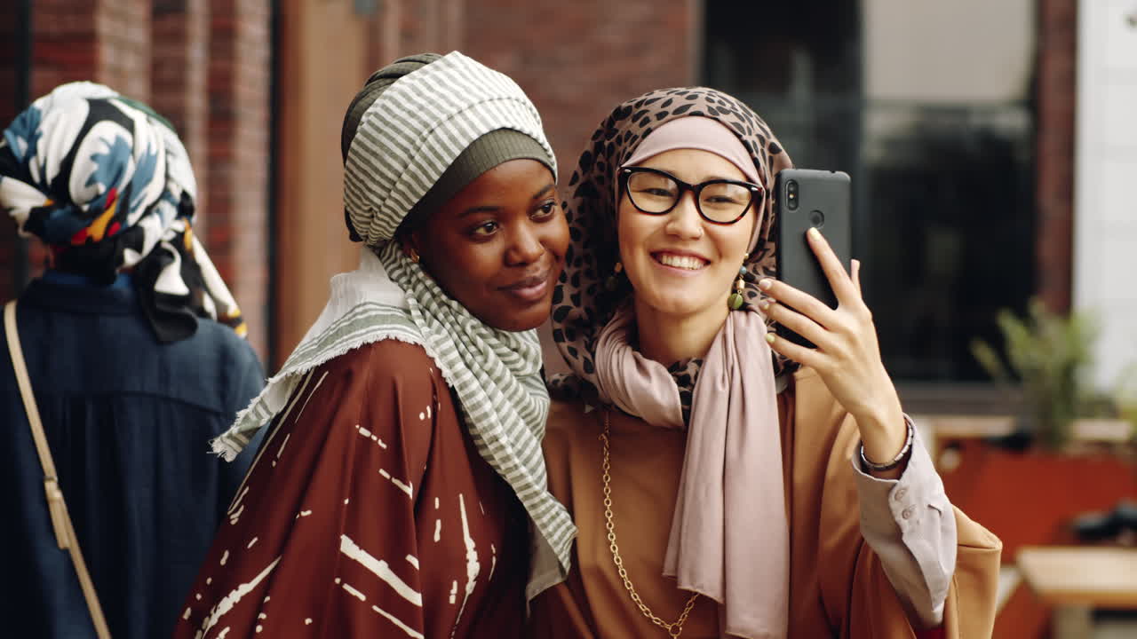 mujeres musulmanas llamando por video al aire libre