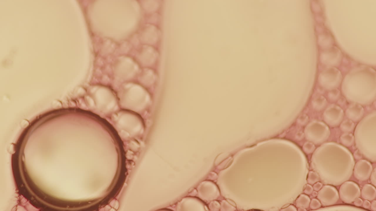 이상한 형태와 패턴을 형성하는 점성 액체의 매크로 샷, 프레임에 들어가는 작은 거품