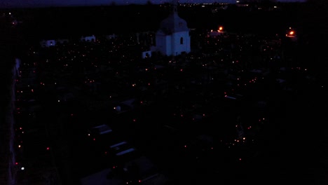velas graves en el cementerio durante el día de todos los santos por la noche