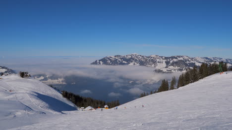 Skigebiet-In-Den-Schweizer-Alpen-Mit-Personen--Und-Sesselbahnen-Im-Winterskigebiet-Beckenried