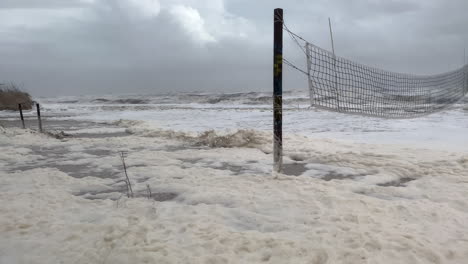 Olas-Y-Espuma-De-Mar-Del-Huracán-Nicole-Flood-Florida-Cancha-De-Voleibol-De-Playa