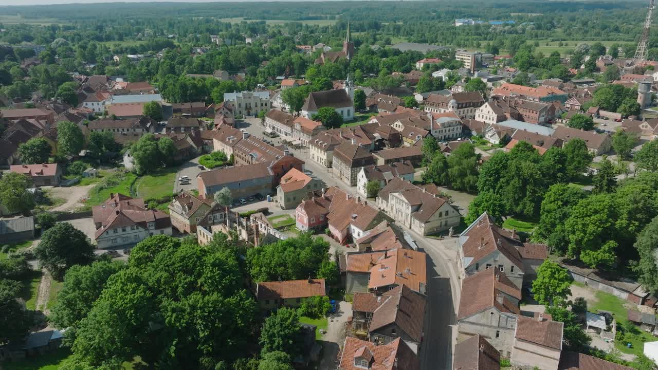 vista aérea del casco antiguo de kuldiga, casas con tejas rojas, día soleado de verano, destino de viaje, amplia toma de avión no tripulado avanzando