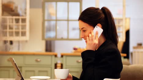 Frau-Telefoniert-Beim-Kaffeetrinken