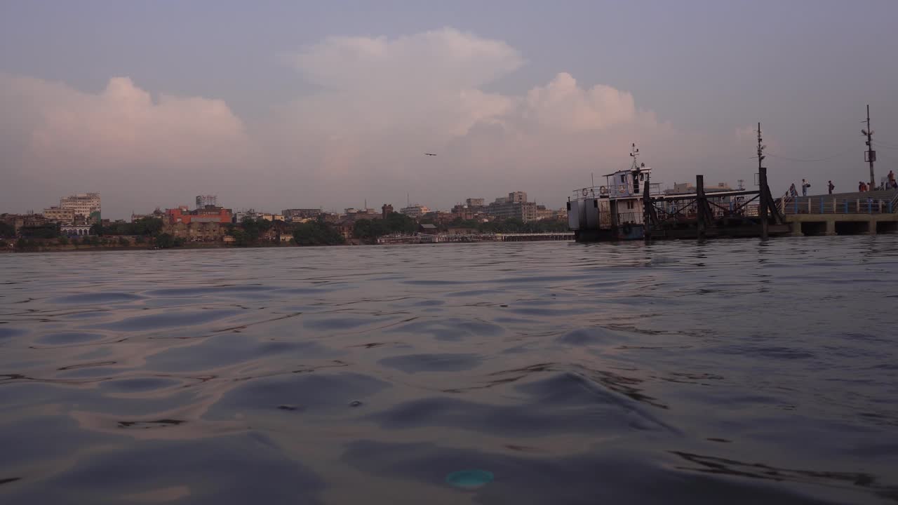 el río ganges fluye a través de la ciudad de calcuta