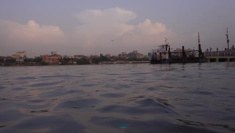 El-Río-Ganges-Fluye-A-Través-De-La-Ciudad-De-Calcuta