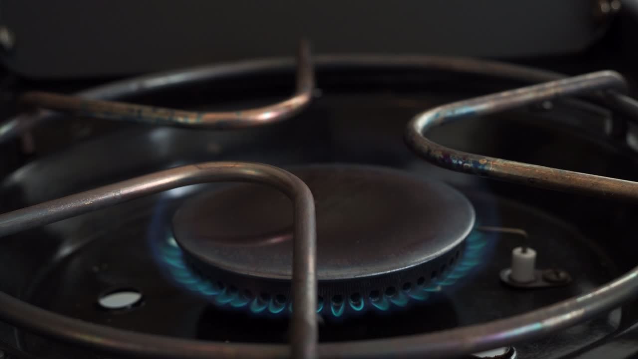 가스 호브. 가스 스토브 버너. 불타는 가스 버너.