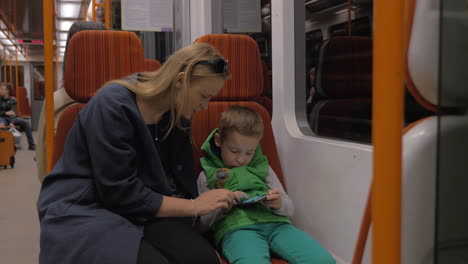 Foto-De-Madre-E-Hijo-Viajando-En-El-Metro-Y-Saliendo-A-La-Estación-De-Praga,-República-Checa.