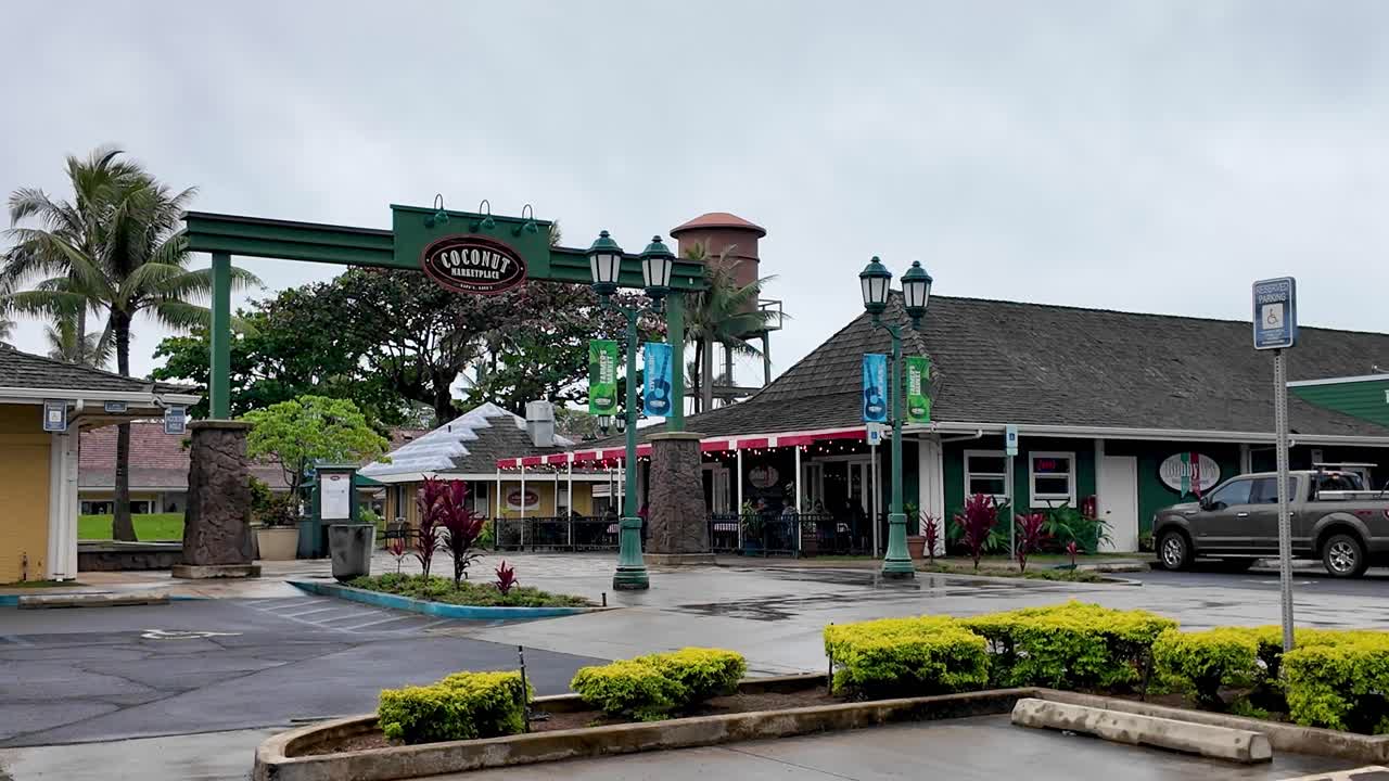 Coconut Marketplace Entrance in Kauai Hawaii, quaint open-air shopping village with stores, restaurants, coffeeshops and local art. Coconut Marketplace at Kapaa on the island of Kauai in Hawaii