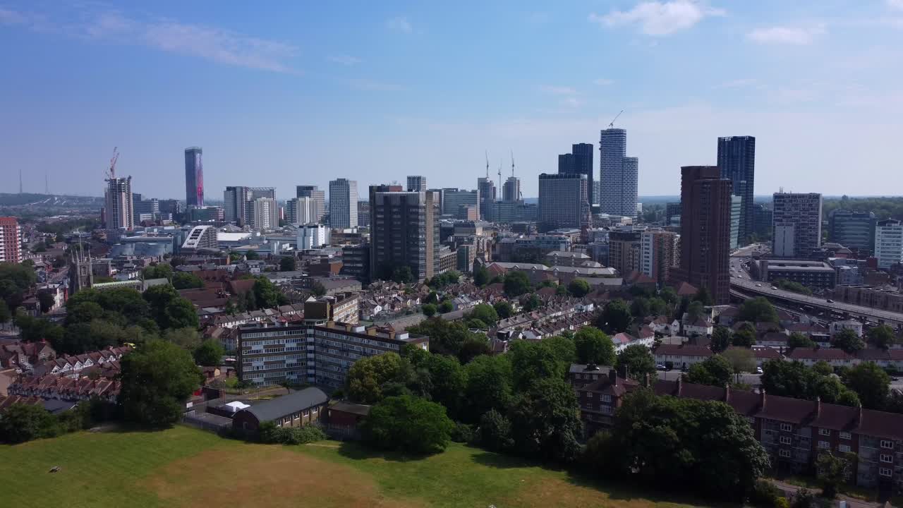 드론은 현대적인 마천루와 함께 크로이든 시티에서 뒤로 날아갑니다.