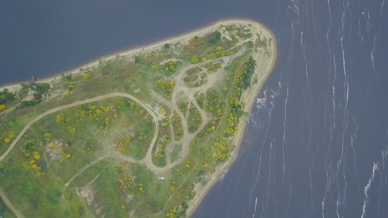 가을의 풍경과 함께 강의 구부러진 공중 풍경