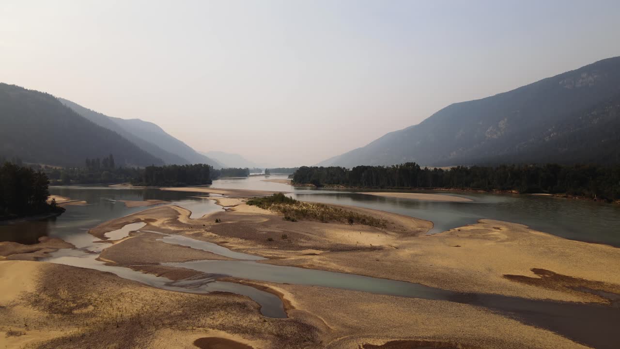 Cảnh quay drone du lịch British Columbia BC Canada về núi, cây cối và hồ trong thời gian cháy rừng.