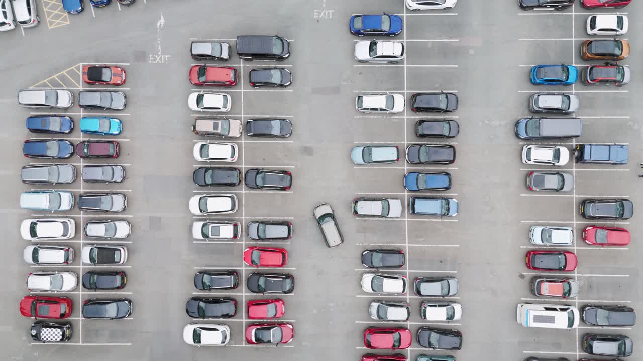 vista aérea de arriba hacia abajo del aparcamiento del reino unido lleno de vehículos bien estacionados, mostrando diferentes modelos de automóviles, devon, reino unido