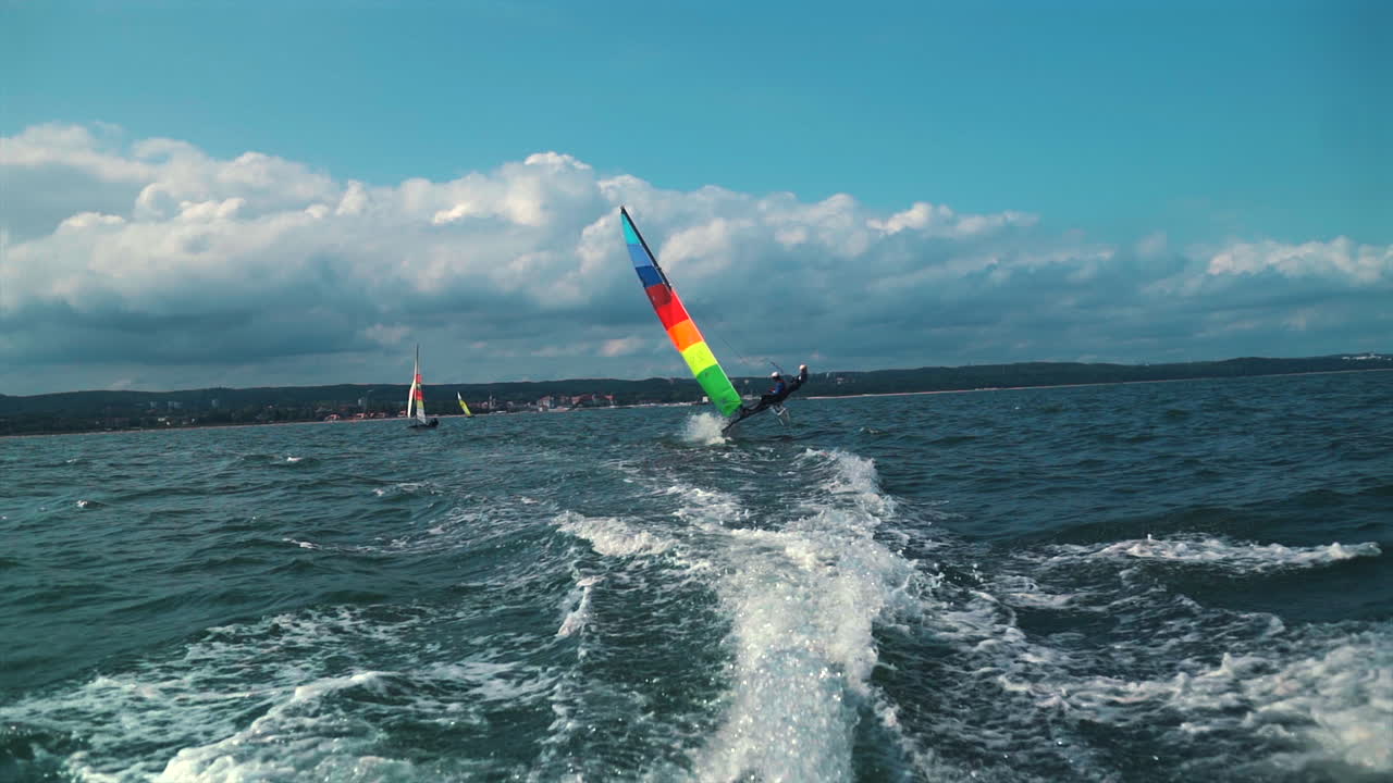 바다에서 항해하는 스포츠 카타마란의 느린 촬영