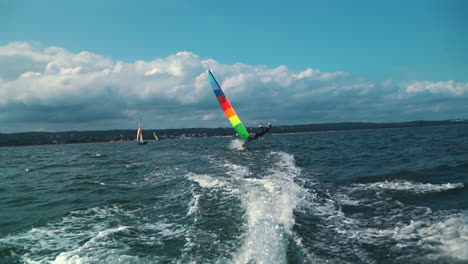 Toma-En-Cámara-Lenta-De-Un-Catamarán-Deportivo-Navegando-En-El-Mar.