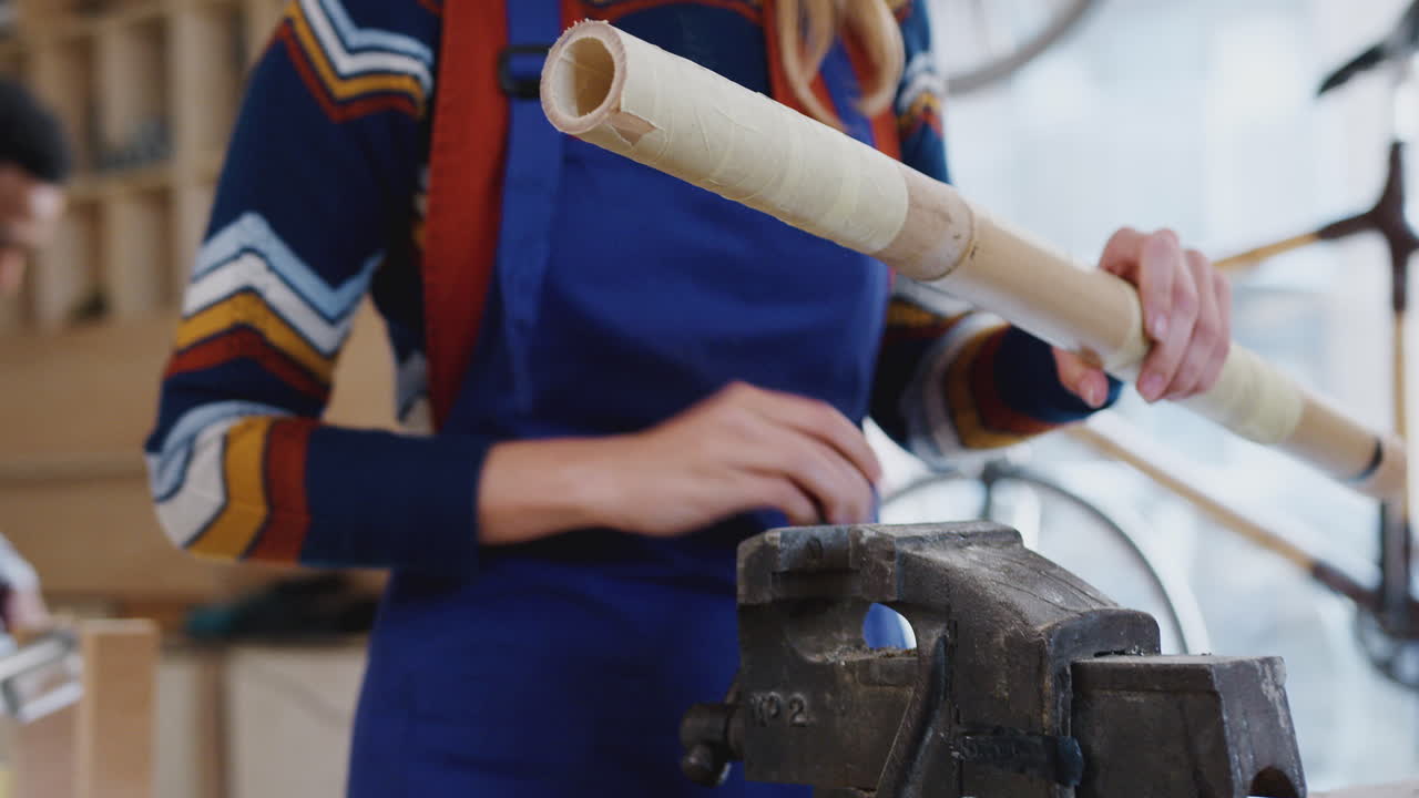 자전거 프레임을 만드는 목공 작업장에서 여성 견습생