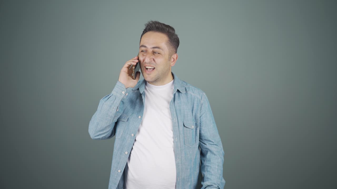 ⁇ 드폰에서 행복하게 이야기하는 남자.