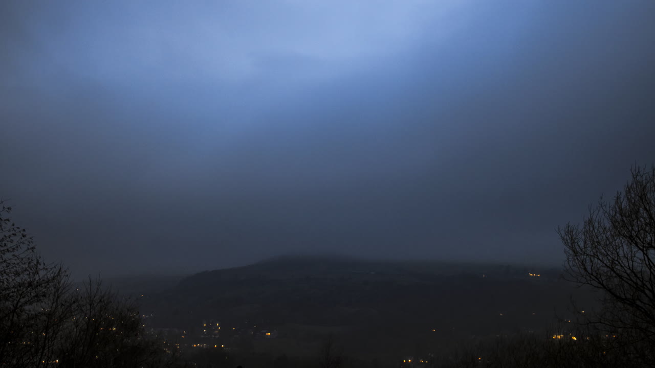 낮부터 밤까지 폭풍우가 몰아치는 구름이 토드모든 계곡을 통과하고, 낮에는 가로등이 켜지고, 빠른 구름이 매우 극적으로 통과합니다.