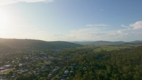 Cielo-Del-Atardecer-Sobre-Un-Pequeño-Pueblo-Australiano-Rural-En-El-Campo-De-Queensland,-Esk,-Antena-De-Drones-De-4k