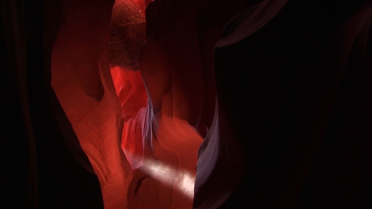 средний снимок луча света, освещающего внутреннее пространство в каньоне антилопы в аризоне 6