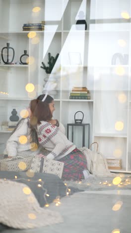 dos chicas intercambiando regalos de navidad
