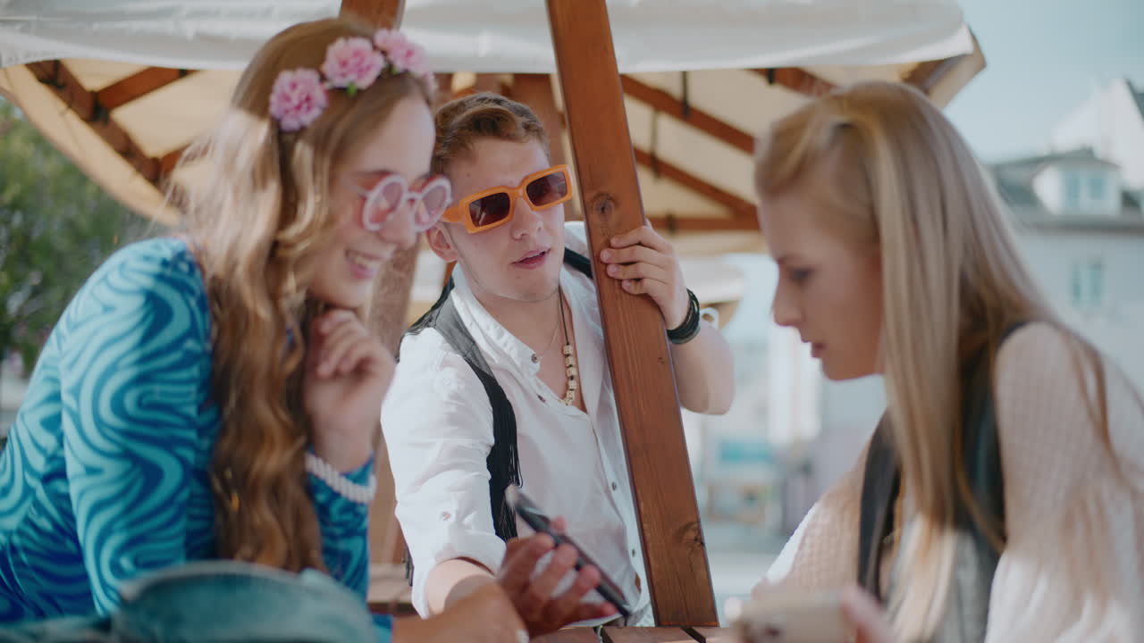 친구 들 이 야외 에서 대화 를 즐기고 있다