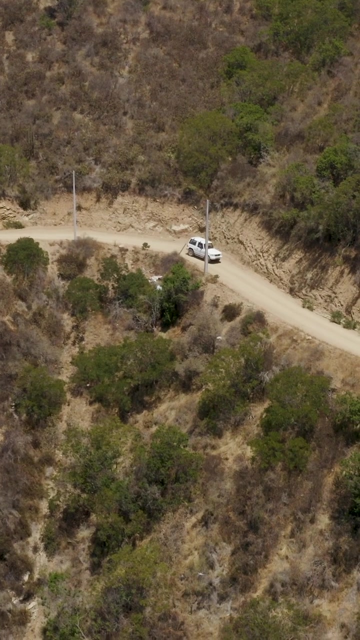 Cile, SUV fuoristrada che guida sull'autostrada di montagna del Cajon del Maipo
