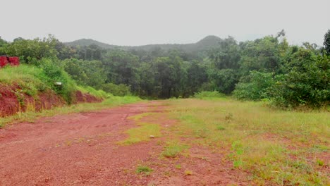 Roadrone-Alivation-Erschossen-Im-Grünen-Berg-Und-Vorbei-An-Der-Straße-Indisches-Maharashtra