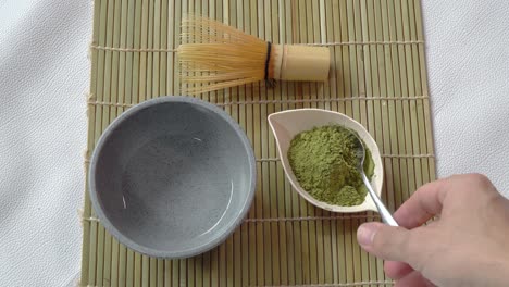 Matcha-Pulver-In-Eine-Matcha-Schüssel-Geben