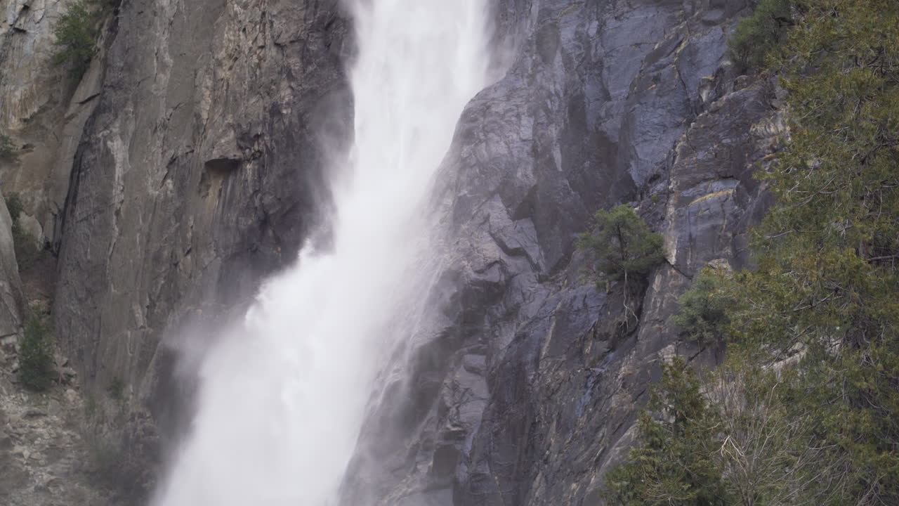 primer plano de la base de las cataratas de yosemite inferior en el parque nacional de yosemite