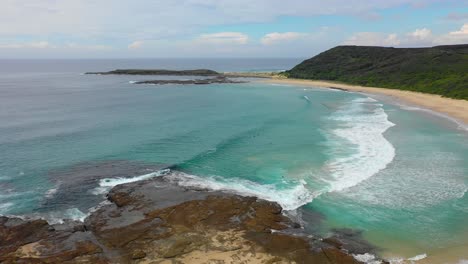 Playa-Tranquila-Y-Apartada-De-Moonee-En-La-Costa-Norte-Media-De-Nueva-Gales-Del-Sur,-Australia