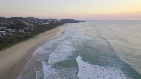 Océano-Con-Olas-Espumosas---Playa-Soleada-Al-Atardecer-En-Queensland,-Australia---Disparo-De-Drones