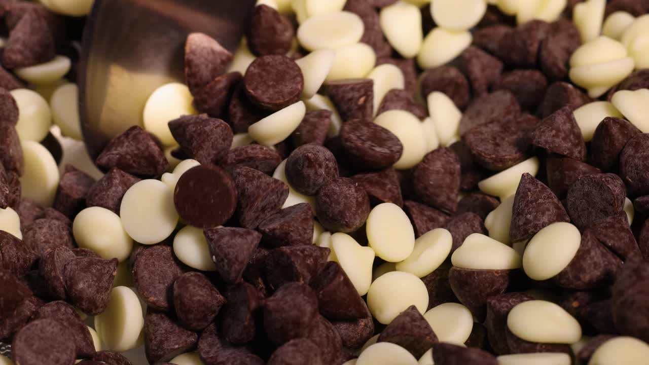 chips de chocolate oscuro y blanco se mezclan juntos