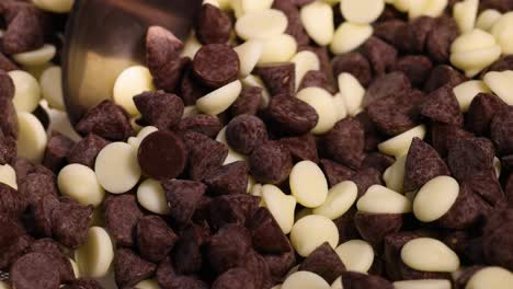 chips de chocolate oscuro y blanco se mezclan juntos
