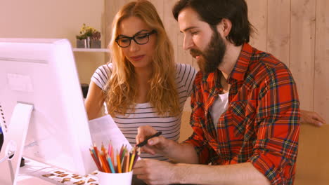 diseñadores casuales trabajando en un catálogo de fotos