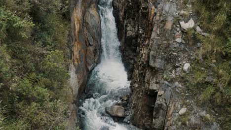 在厄瓜多爾的baños de agua santa遊覽中看到<unk>布的溪流