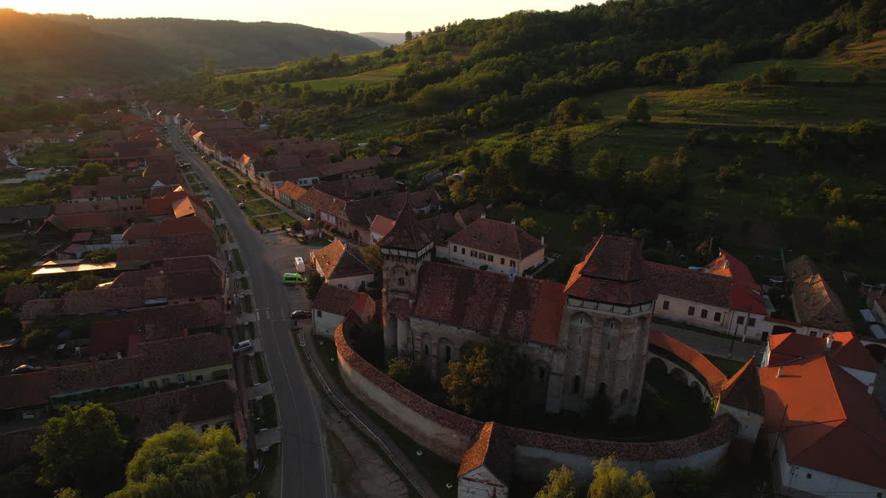Vista aerea di una chiesa fortificata in un villaggio della Transilvania