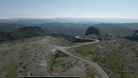 cuenca de agua artificial en serra da estrela, portugal