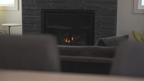 Chimenea-Eléctrica-Moderna-En-El-Salón-De-Una-Casa